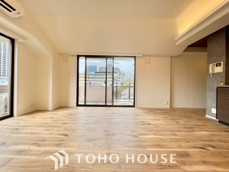 内装 【LIVING】◆陽光◆が差し込む。この開放的なLDKに家族の笑顔が集う。家族が一緒に過ごす空間は明るく、そして居心地よく。