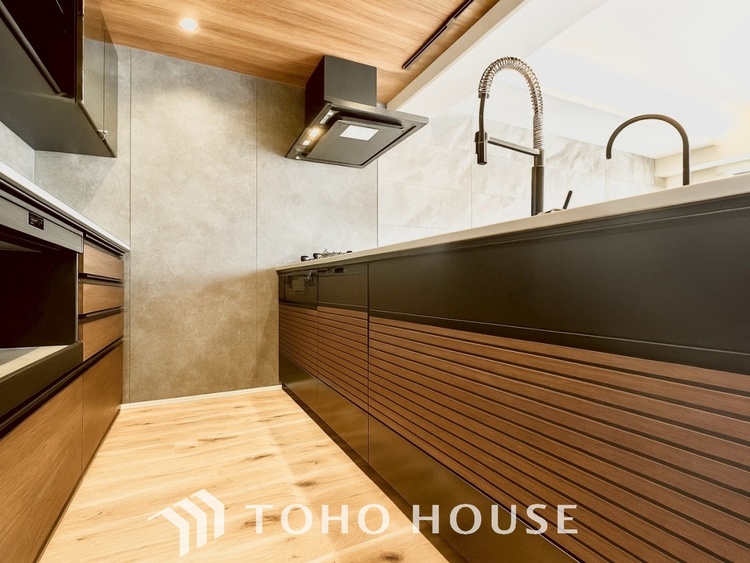 キッチン 【KITCHEN】◆ワクワク◆開放的で機能性も高いシステムキッチン。お子様は毎日のご飯にワクワク！