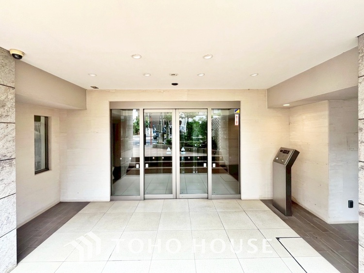 エントランス 【ENTRANCE】◆家族◆家で家族と過ごす時間は限られている。帰りを待つ家族の元へと急ぐときの弾む思い。そんな思いを引き立てる邸宅。