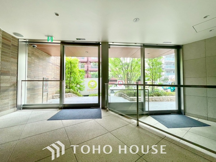 エントランス 【ENTRANCE】◆家族◆家で家族と過ごす時間は限られている。帰りを待つ家族の元へと急ぐときの弾む思い。そんな思いを引き立てる邸宅。