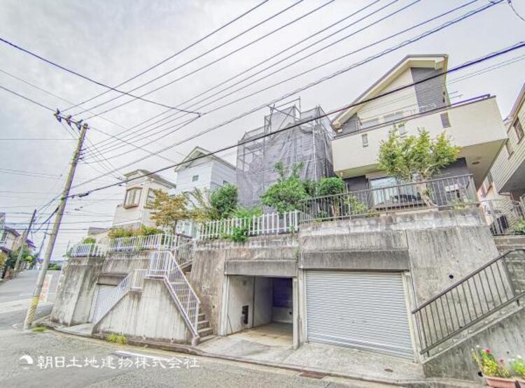 外観 開放感があり日当りも良好です！目の前に広がる開放感とゆとり。暮らしの夢を育む住まいがここにあります！穏やかな風と陽光を導き、プライバシーに配慮された設計プランで居住性を一段と心地よいものにしています！