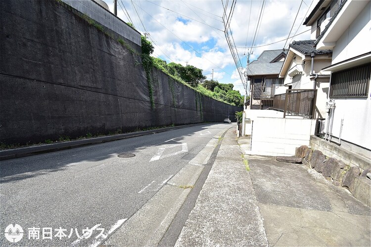 外観 【前面道路】西向きの前面道路です！