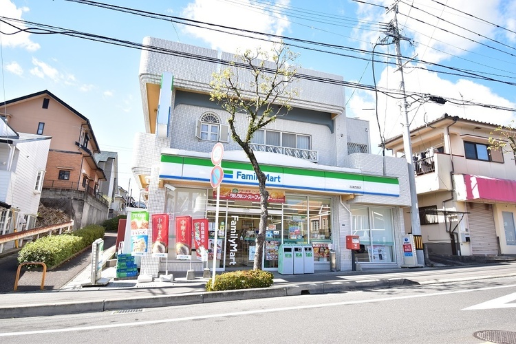 周辺 【ファミリーマート吉満西陵店】は、鹿児島市西陵6-20--21に位置する西陵団地中央交差点近くのコンビニエンスストアです。駐車場有、店内には鹿児島銀行のATMがあります。 徒歩 約6分（約430m）