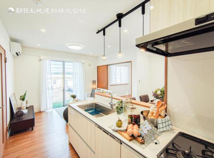 キッチン 【キッチン】リビングダイニングが見渡せるカウンターキッチン！　お料理をする人も開放感が心地いいです。  