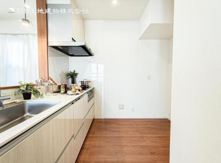 キッチン 【キッチン】広く取られたキッチンスペースはとても便利です。　自由にレイアウトがカスタマイズできます。 