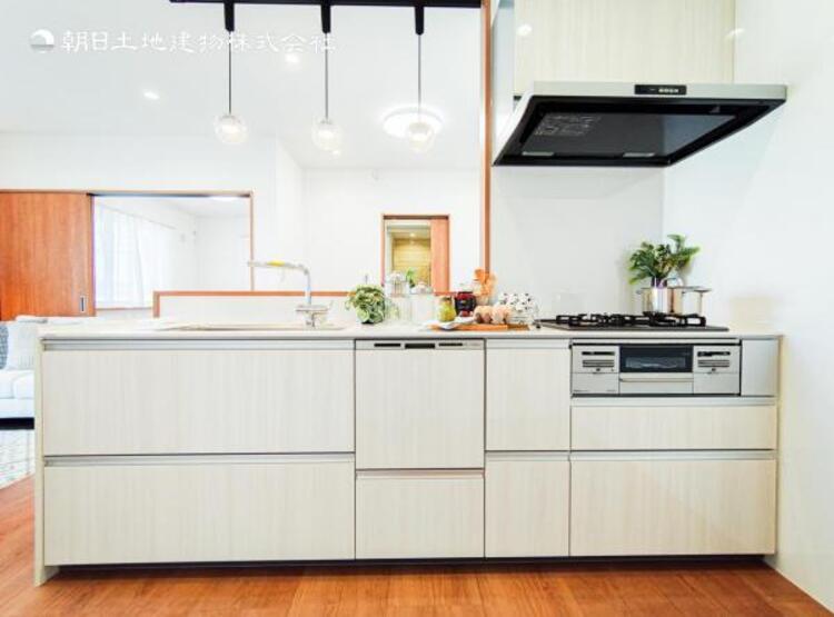 キッチン 食洗器付きキッチン！食後の洗い物の時間を食洗器にまかせて空いた時間を団欒や趣味に使うことができます。お使いにならない場合でも食器の乾燥や大きな食器の収納などにもお使いいただけます。 