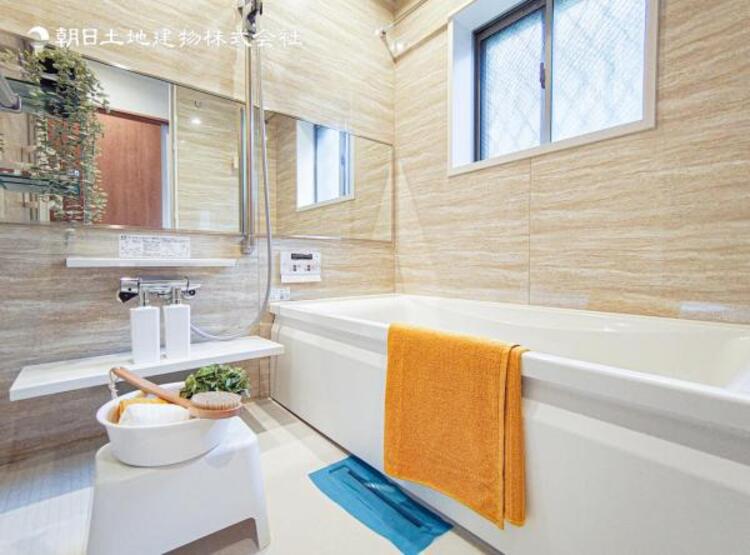 風呂 【浴室】ゆったりと寛げる広々バスで足を伸ばしてリラックス。　最新のユニットバスは設備も充実です。 