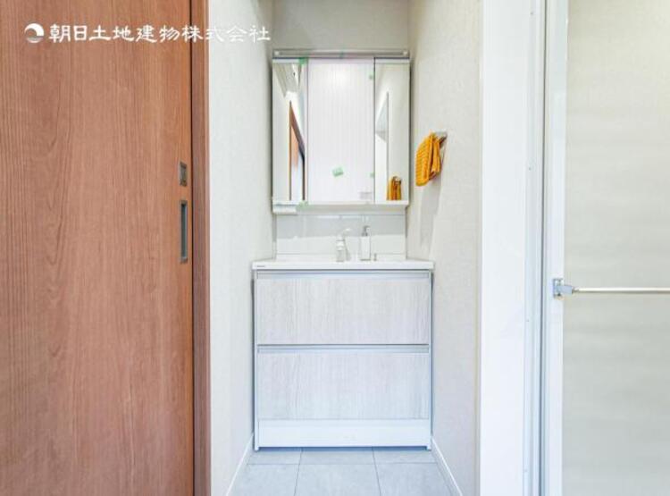 洗面 【洗面・脱衣所】３面鏡、シャワーヘッド、収納など充実の設備。動きやすい広さがあり使い勝手が良好です。 