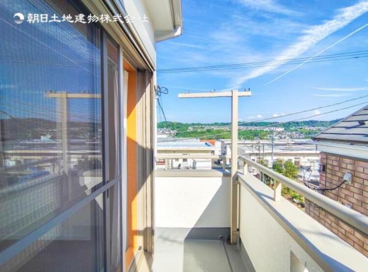 バルコニー 【バルコニー】太陽の光と爽やかな風でお洗濯物は気持ちいいです。 