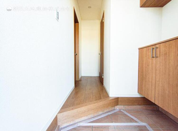 その他 【玄関】明るく広い玄関には収納力に優れたシューズボックス。　靴をスッキリと整頓することができます。 