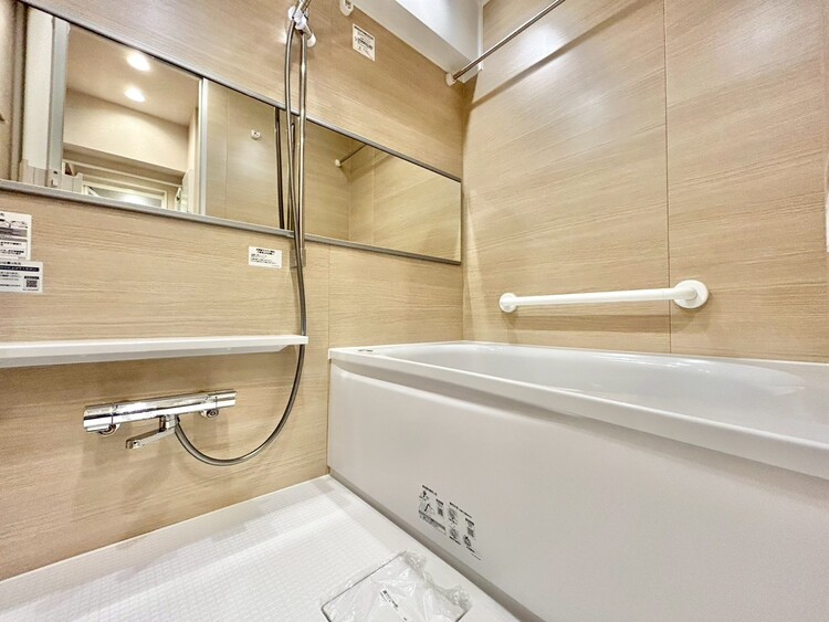 風呂 一日の疲れを癒すバスルームは、心地よいリラックスを叶える清潔感溢れる空間です。