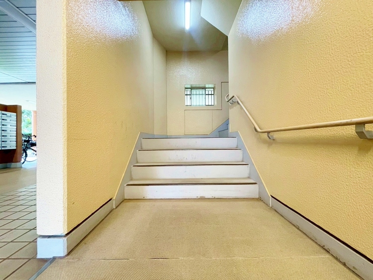設備 落ち着いた雰囲気の階段。手すりも常設しているので、ゆったりお使いになれます。