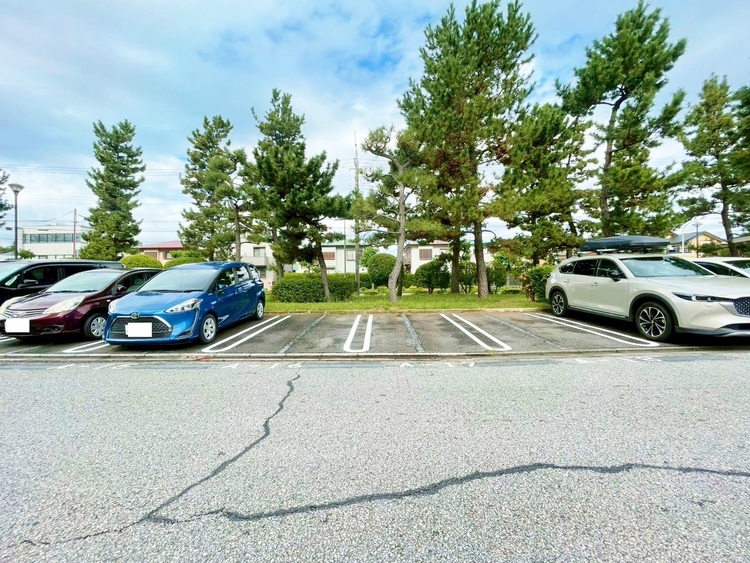 駐車場 本物件の駐車スペースです。車種制限のある場合もございますので、お気軽にお問い合わせくださいませ。