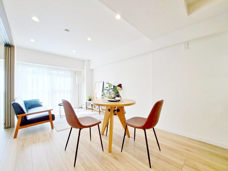 居間 居心地の良い空気感は、暮らしのステージを彩り、心からのやすらぎと満足感を与えてくれます。