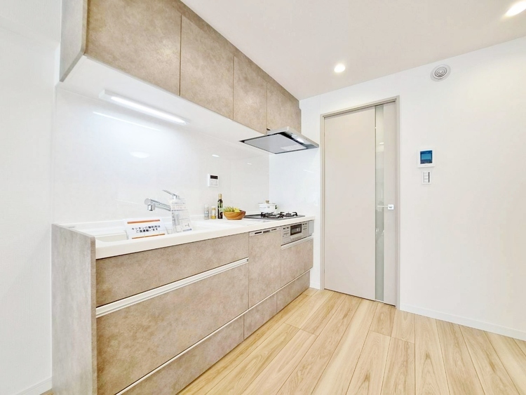 キッチン スマートな意匠と充実の機能を備えたキッチンが、暮らしにおいしい彩りを添えます。