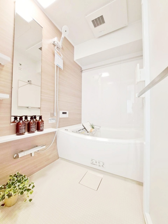 風呂 一日の疲れを癒すバスルームは、心地よいリラックスを叶える清潔感溢れる空間です。