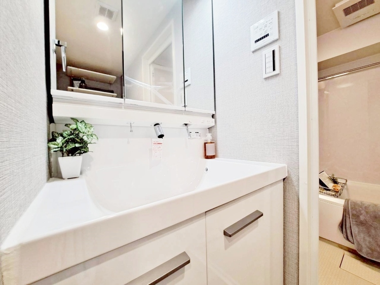 洗面 何かと物が増える場所だからこそ、スッキリと見映えの良い空間に。