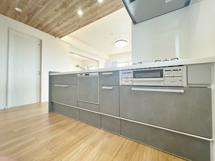 キッチン スマートな意匠と充実の機能を備えたキッチンが、暮らしにおいしい彩りを添えます。