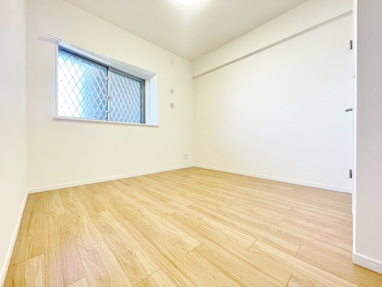 寝室 ベッドも十分に設置するスペースがあります。