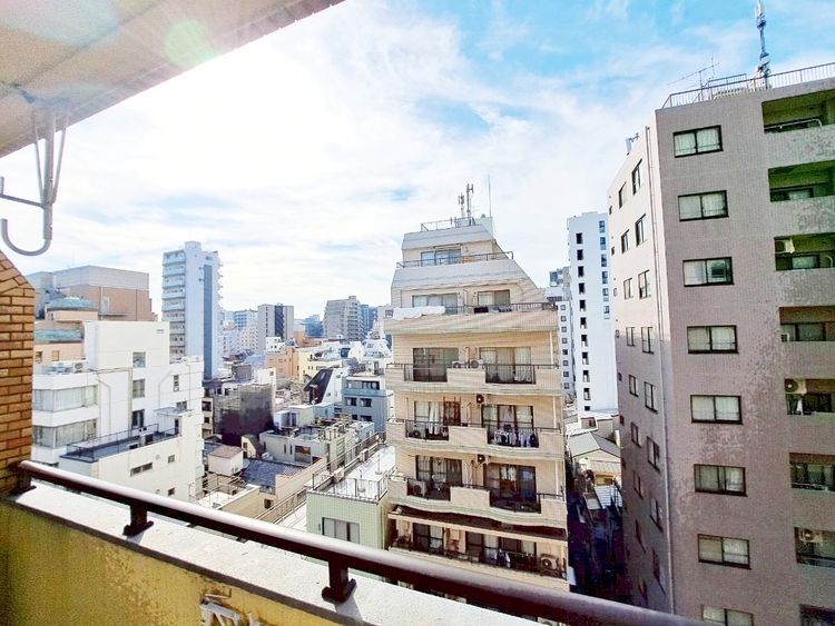 バルコニー 窓を開けると広がる青空。心をリフレッシュして日々を過ごしていきましょう。