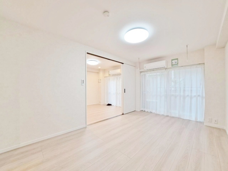 居間 飾り過ぎないシンプルな内装と偏り過ぎないデザインで統一しました。