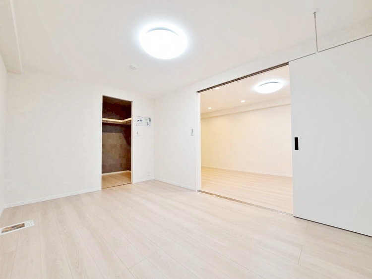 寝室 ベッドも十分に設置するスペースがあります。