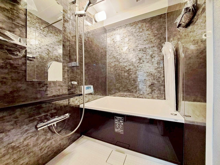 風呂 一日の疲れを癒すバスルームは、心地よいリラックスを叶える清潔感溢れる空間です。