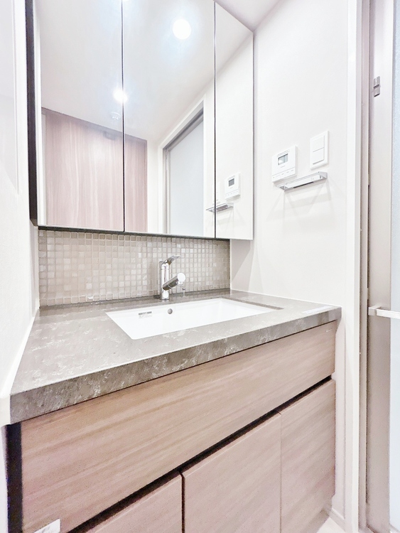 洗面 何かと物が増える場所だからこそ、スッキリと見映えの良い空間に。