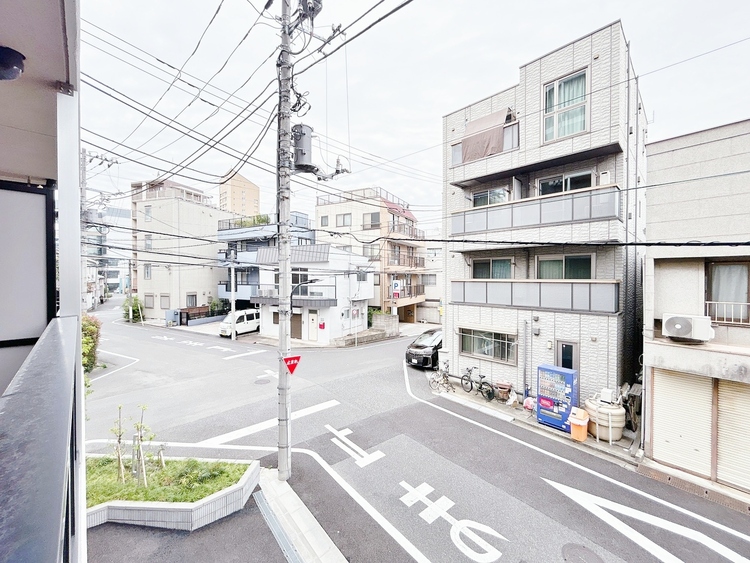 バルコニー 窓を開けると広がる青空。心をリフレッシュして日々を過ごしていきましょう。