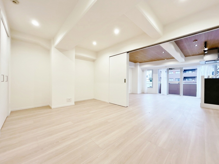 居間 居心地の良い空気感は、暮らしのステージを彩り、心からのやすらぎと満足感を与えてくれます。