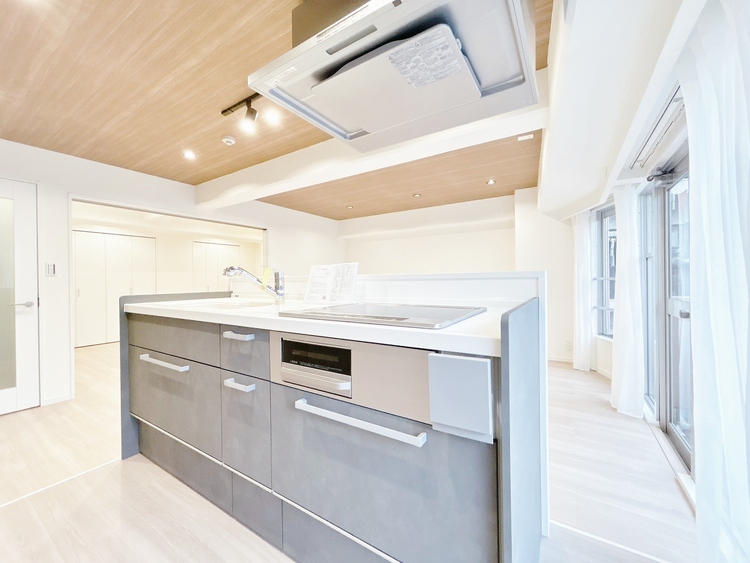 キッチン スマートな意匠と充実の機能を備えたキッチンが、暮らしにおいしい彩りを添えます。