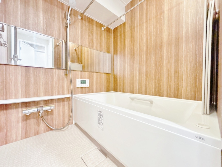 風呂 一日の疲れを癒すバスルームは、心地よいリラックスを叶える清潔感溢れる空間です。