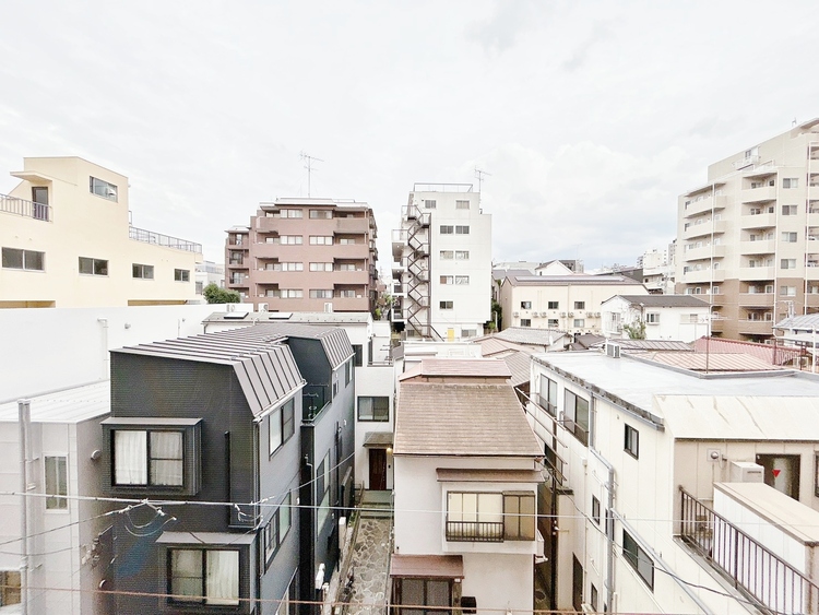 バルコニー 窓を開けると広がる青空。心をリフレッシュして日々を過ごしていきましょう。