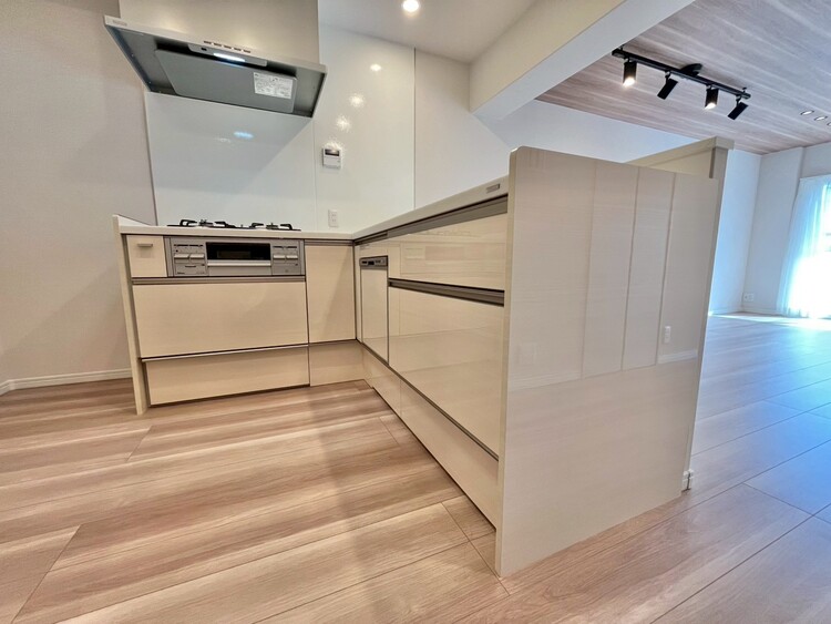 キッチン スマートな意匠と充実の機能を備えたキッチンが、暮らしにおいしい彩りを添えます。