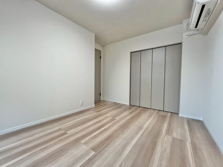 寝室 ベッドも十分に設置するスペースがあります。