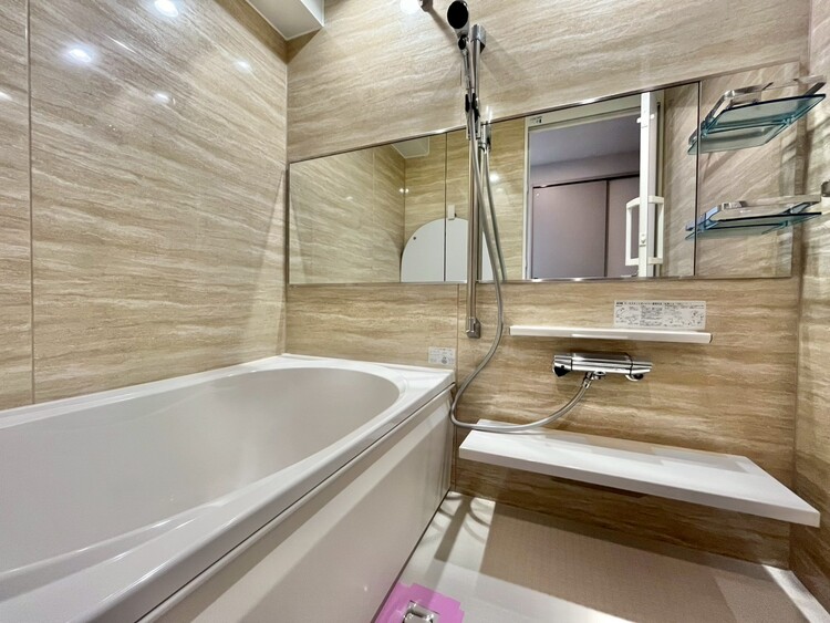 風呂 一日の疲れを癒すバスルームは、心地よいリラックスを叶える清潔感溢れる空間です。