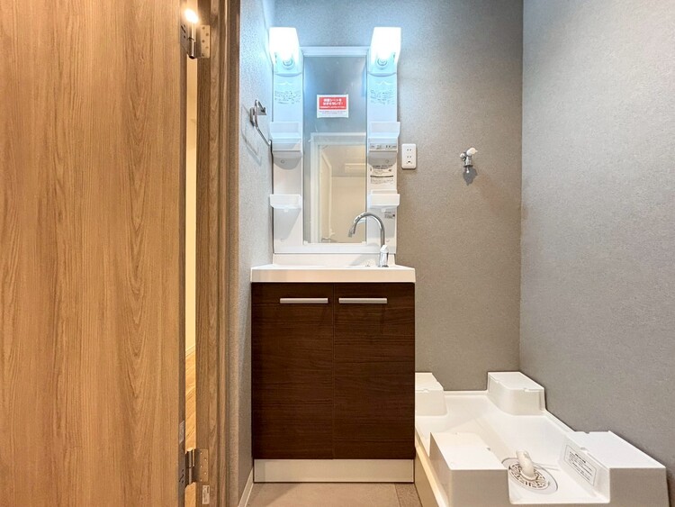 その他 清潔感を感じられる洗面化粧台。