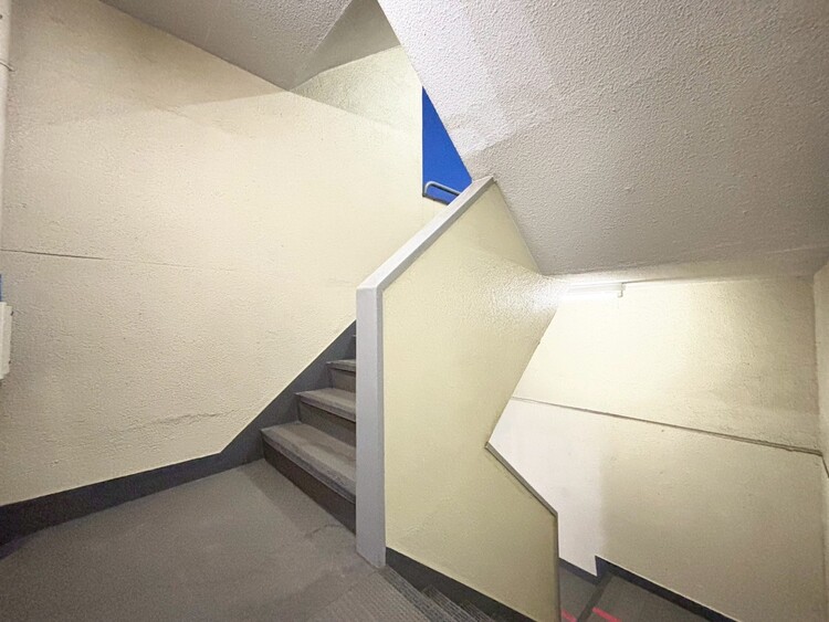 その他 共用部の階段です。明るく清潔に管理されています。