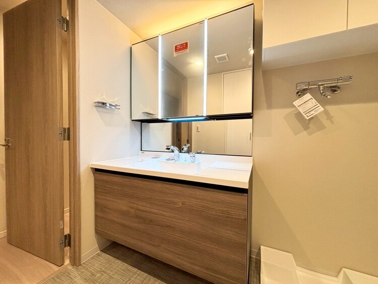 その他 清潔感を感じられる洗面化粧台。