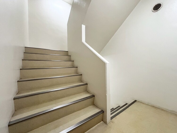 その他 共用部の階段です。明るく清潔に管理されています。