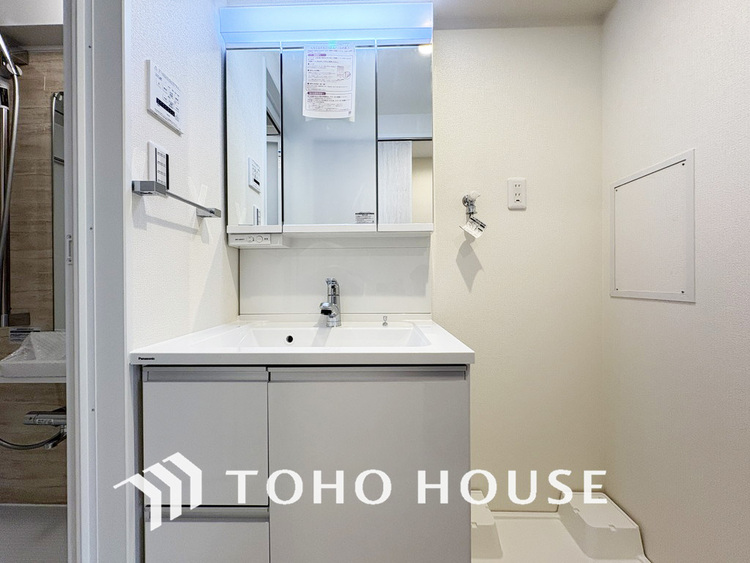 洗面 新規設置の洗面化粧台。収納豊富で使い勝手の良い3面鏡です