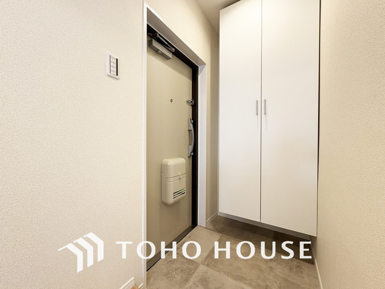 玄関 飾り過ぎないシンプルな内装の玄関