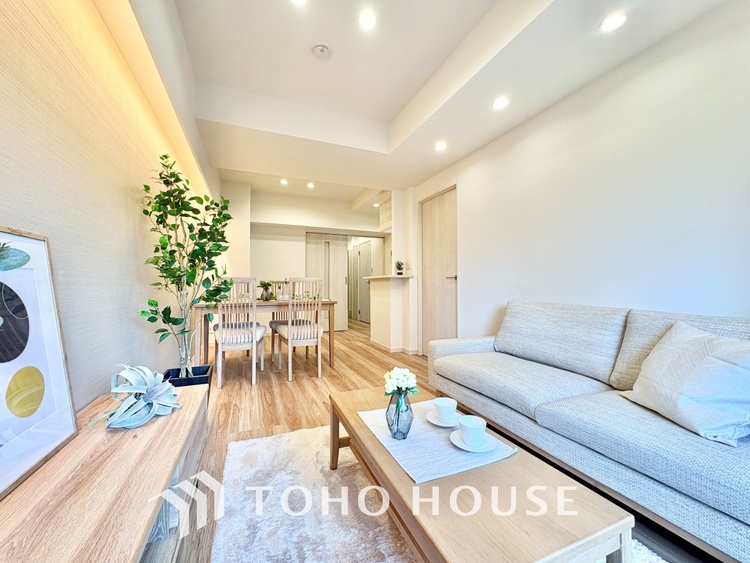 内装 ここにはみんなが集い、食事と楽しい会話が始まる。話に夢中になりすぎて、ついつい時を忘れ夜半過ぎになってしまう。そんな幸せを感じさせてくれる。