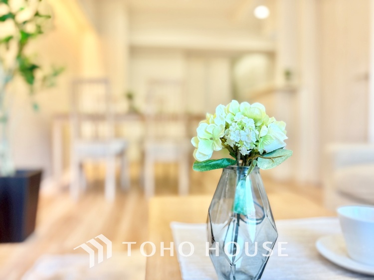 内装 【Living】ここにはみんなが集い、食事と楽しい会話が始まる。話に夢中になりすぎて、ついつい時を忘れ夜半過ぎになってしまう。そんな束の間の幸せを感じさせてくれる場所でありたい。