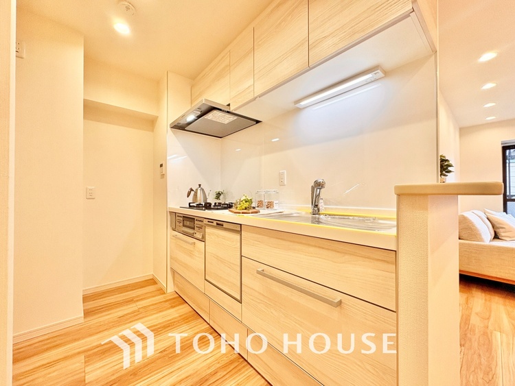 キッチン 【Kitchen】調理しながらもご家族のお顔が見れるカウンターキッチン。ついつい料理中お子様の様子が気になるもの。安心してお料理に取り組んでいただけます。会話だって自然とはずむはず。