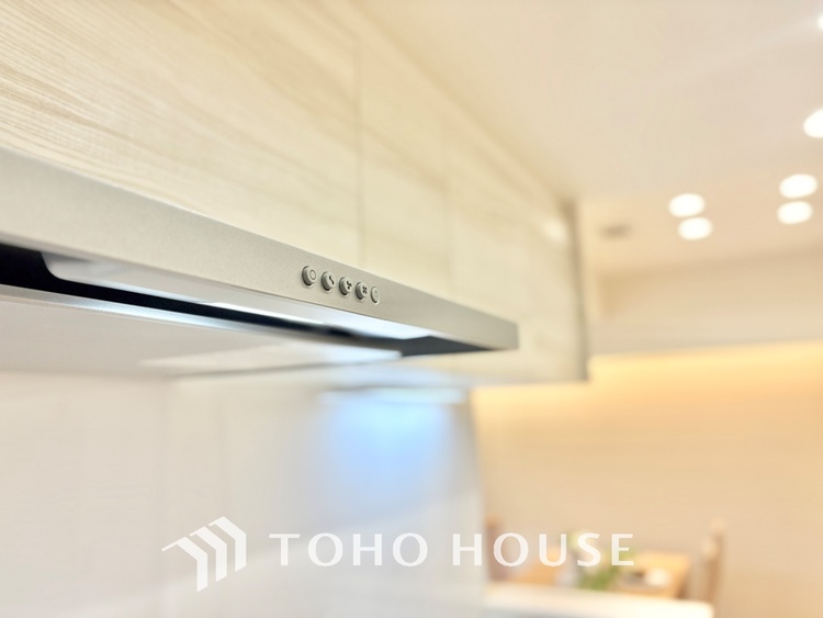 キッチン 【Kitchen】調理しながらもご家族のお顔が見れるカウンターキッチン。ついつい料理中お子様の様子が気になるもの。安心してお料理に取り組んでいただけます。会話だって自然とはずむはず。