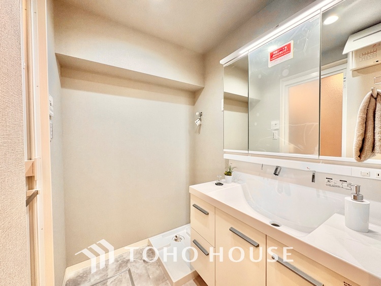 洗面 清潔感あふれる洗面化粧台で、毎日の身支度を快適にサポートします。