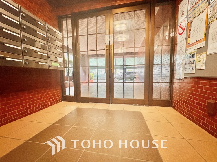 エントランス ほんの少しのこだわり。ちょっとした色使いがその家がもつ雰囲気、趣（おもむき）を携え、暮らす家族や訪ねてくる友人・知人に新鮮な香りを運んできます。