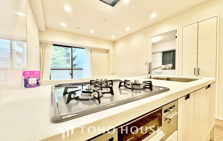 内装 ◆木漏れ日◆の様な採光が優しく足元を照らし、心地いい暮らしの道しるべを写し出す。この空間で過ごす家族との語らいの時間がとても素敵で幸せを感じるかもしれない。