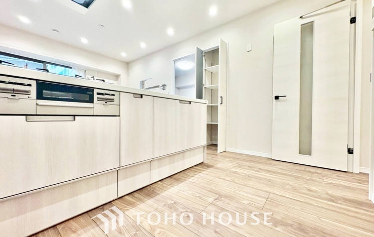 内装 ◆癒しの空間◆室内構成に拘り採光とセンスを散りばめた空間。それは『柔らかさ』に似た素敵な居場所。そこに暮らす人のことを考えつくり出したものは『癒し』という心地よい居場所なんだと思う